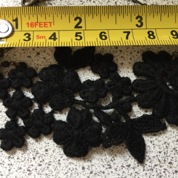 Choker with lace pendant - Picture 4 of 4